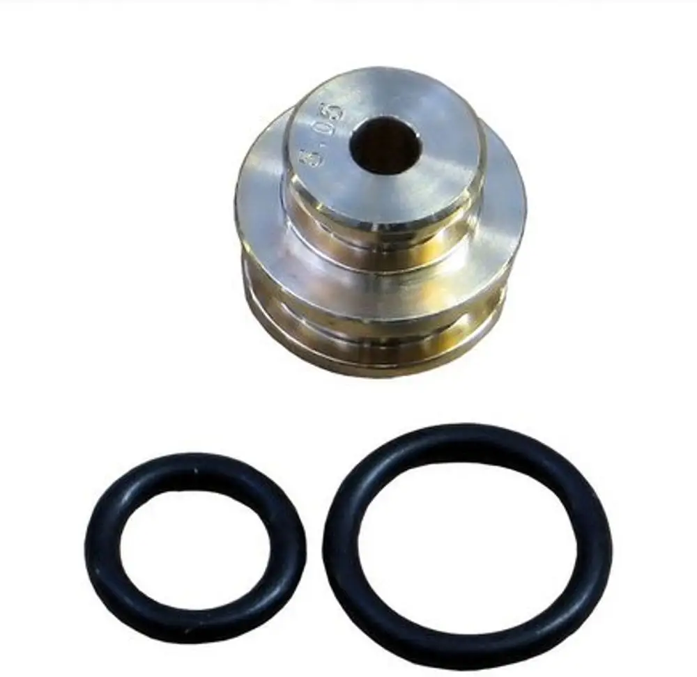 Metallische Düse mit zentralem Loch und zwei O-Ringen aus Gummi, die zu einem Bosch-Gerät gehören.